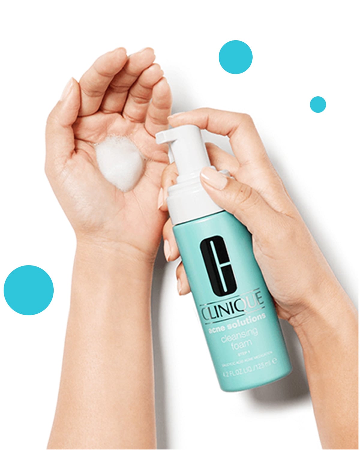 Pianka do mycia twarzy Anti-Blemish Solutions Cleasing Foam wyciskana na dłoń.