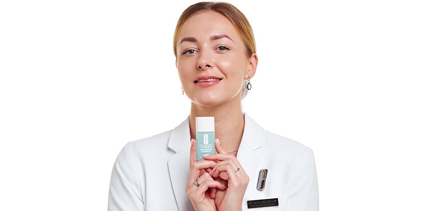 Dziewczyna nakładająca miejscowo żel na trądzik Anti-Blemish Solution Clinical Clearing Gel